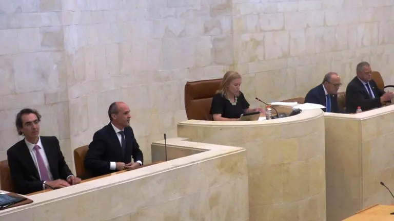 Diputados y la presidenta del Parlamento en un Pleno. R.A.