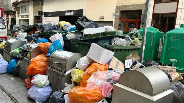Bolsas y contenedores de basura en Santoña.
