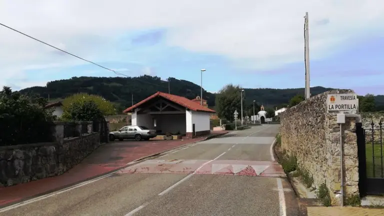 Carretera que comunica Escalante con Castillo, en Arnuero. R.A.