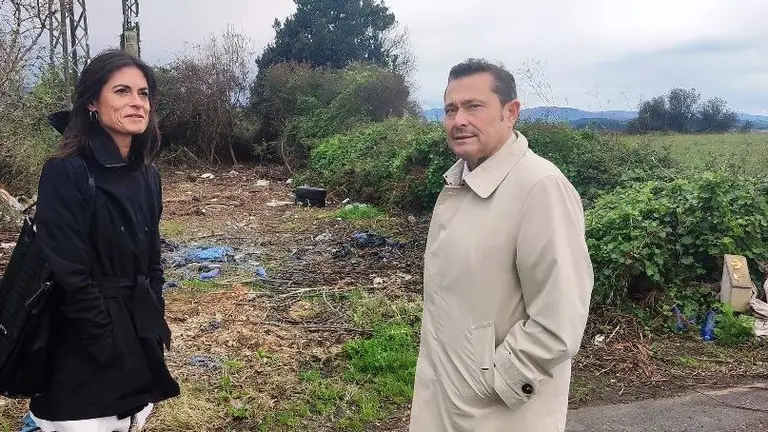 Representantes de Vox en el vertedero.