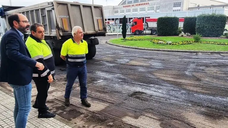 El concejal de Obras, José Luis Urraca, supervisa los trabajos.
