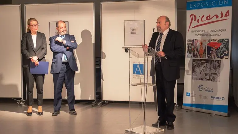 Un momento de la inauguraci&oacute;n de la exposici&oacute;n en la Universidad.