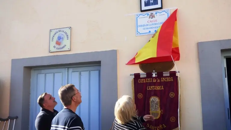 Un momento del descubrimiento de la placa de la calle en Santoña. R.A.