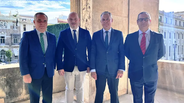 Encuentro para hablar del hermanamiento entre Laredo y Sevilla.
