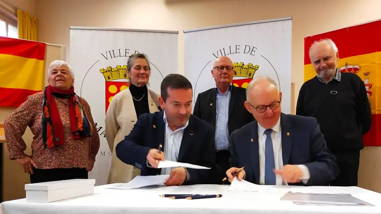 Firma de la reactivación del hermanamiento entre los dos municipios.