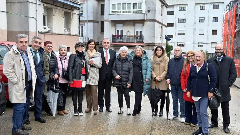 Las autoridades políticas con los vecinos en el barrio de Santander.