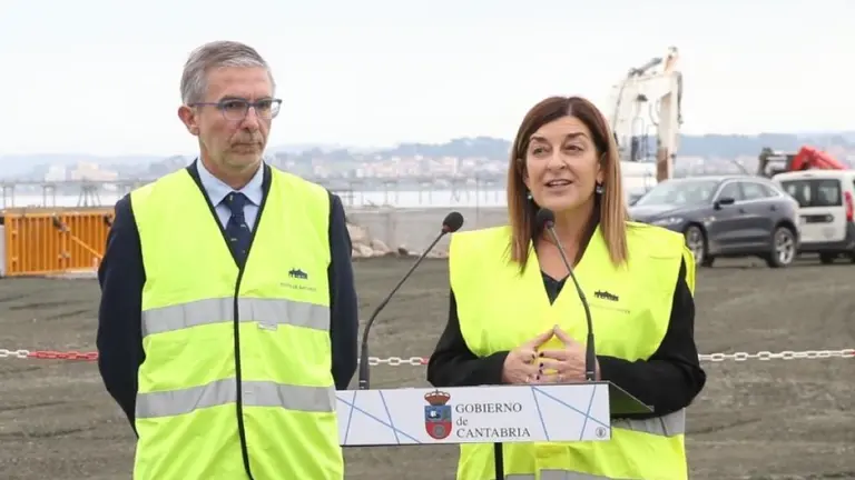 Un momento de la intervención de la presidenta regional en el muelle nueve.