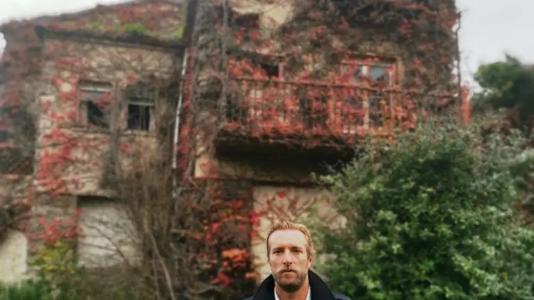 El portavoz del PRC, Felipe Piña, junto a la Casona.