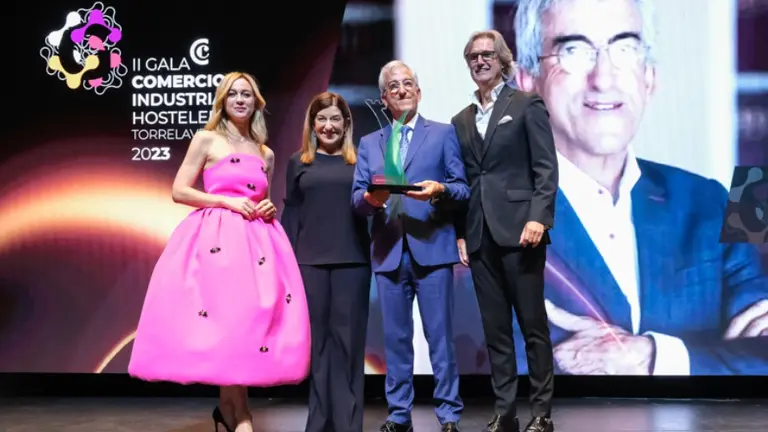 la presidenta regional, Mar&iacute;a Jos&eacute; S&aacute;enz de Buruaga, interviene en la segunda Gala del Comercio, Industria y Hosteler&iacute;a de Torrelavega.