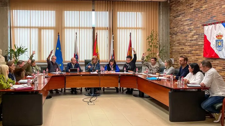 Los concejales en el Pleno de Polanco.