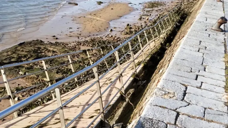 Estado de la rampa de acceso a la playa del Pasaje.