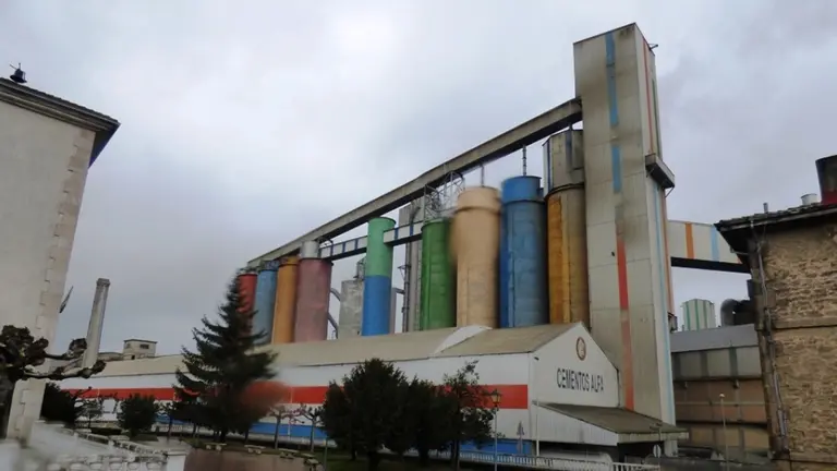 Empresa ubicada frente al Ayuntamiento de Valdeolea. R.A.