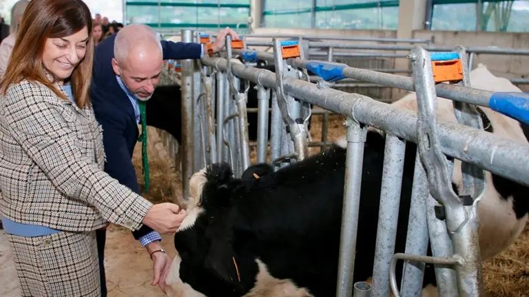 Las autoridades pol&iacute;ticas visitan las nuevas instalaciones.