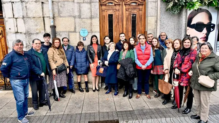 Descubrimiento de la placa en honor a Rafael González Echegaray.