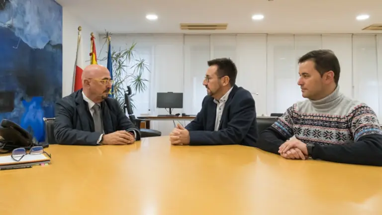 El consejero de Salud, C&eacute;sar Pascual, se re&uacute;ne con el alcalde de Colindres, Javier Incera.