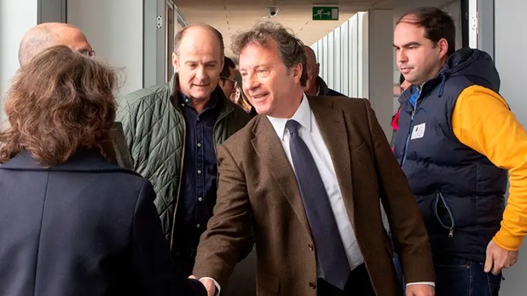 El consejero de Desarrollo Rural, Ganadería, Pesca y Alimentación, Pablo Palencia, se reúne con la Junta Vecinal de Carasa y los afectados por la Ley de Costas.