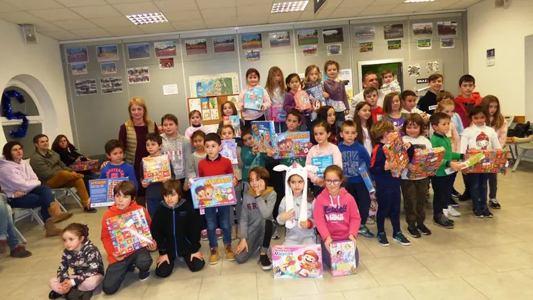 Acto de entrega de premios de los torneos y concurso de Navidad en Argo&ntilde;os. R.A.