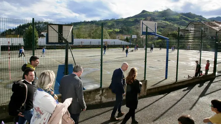 Las autoridades políticas visitan el colegio Eugenio Perojo, en Liérganes.