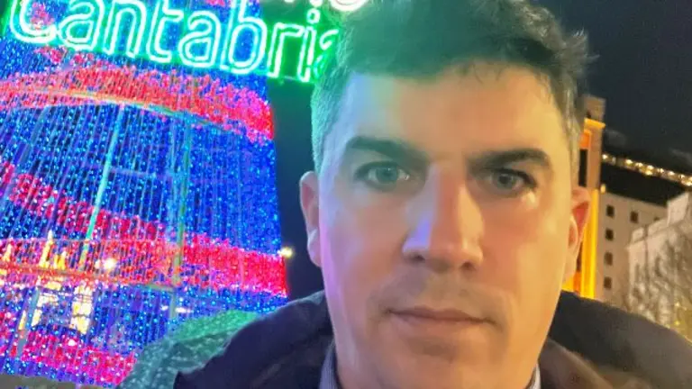 El portavoz del PSOE, Daniel Fernández, junto a un anuncio publicitario.