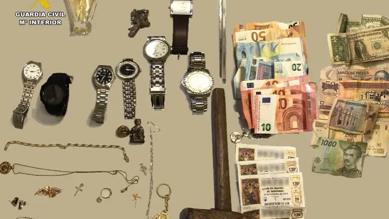 Detenidas cuatro personas por presuntos robos.