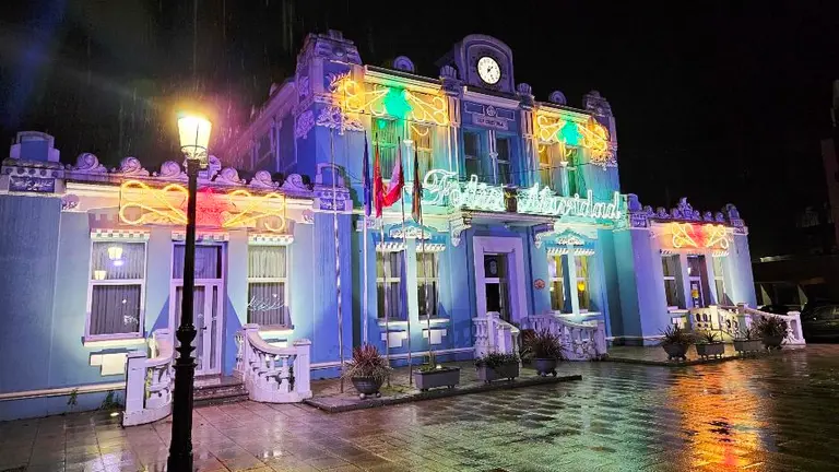 Iluminaci&oacute;n en el Ayuntamiento de Colindres.