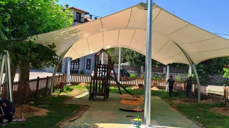 Parque infantil cubierto en Ruesga.