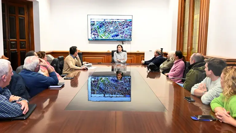 Reunión con vecinos de Cazoña., en Santander.