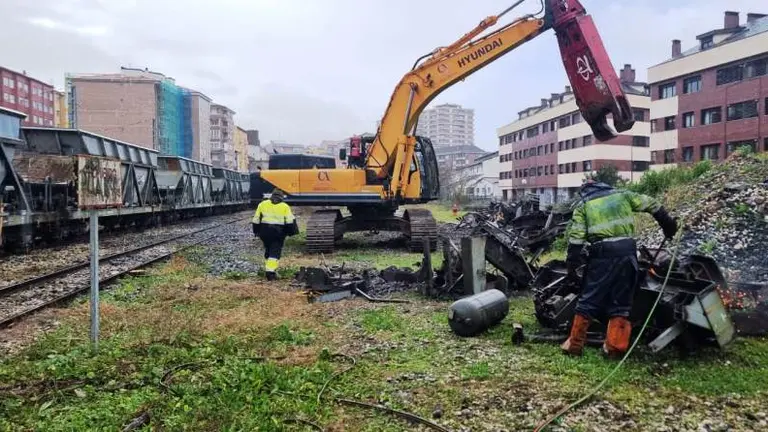 Trabajos de desguace de los vagones en Torrelavega.