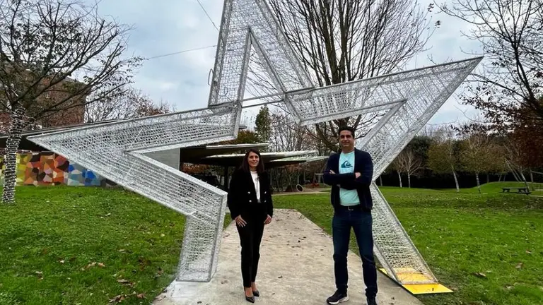 la alcaldesa de Santa Cruz de Bezana, Carmen P&eacute;rez, y el edil de Festejos, Jes&uacute;s D&iacute;az.