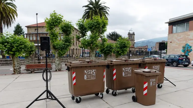 Contenedores en la Plaza de la Constituci&oacute;n, en Los Corrales de Buelna.