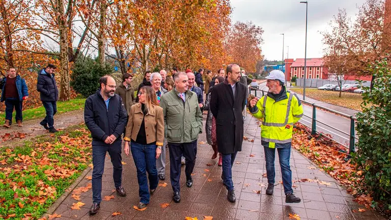 Las autoridades políticas visitan la obra en Torrelavega.