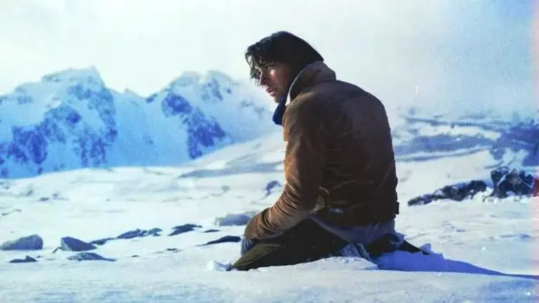 El protagonista principal de la pel&iacute;cula en la nieve.