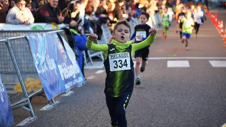 También compitieron jóvenes atletas en la prueba.