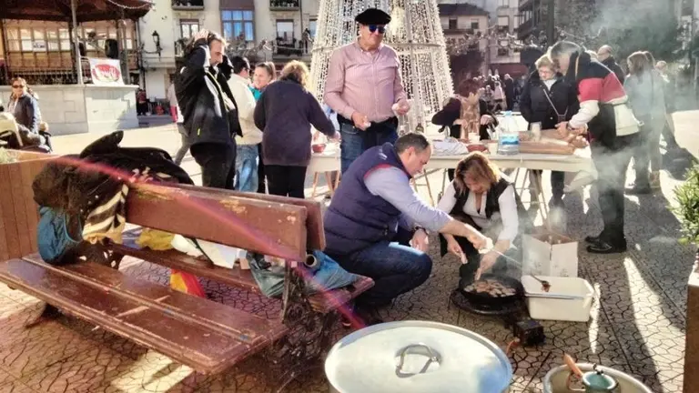 Cuadrilla en el Concurso de la Alubiada en Ampuero. R.A.