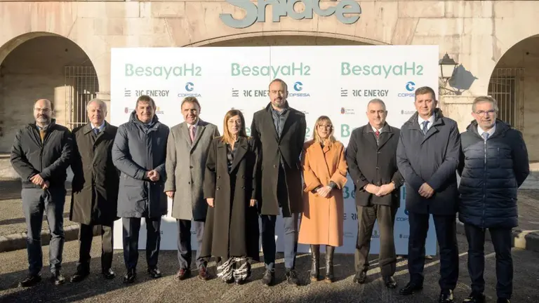 Autoridades pol&iacute;ticas y empresarios en el acto de presentaci&oacute;n de Besya H2.