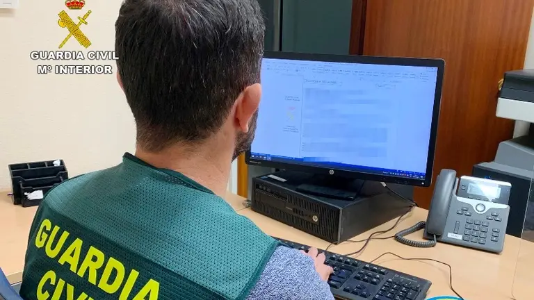 La Guardia Civil sigue las estafas online.