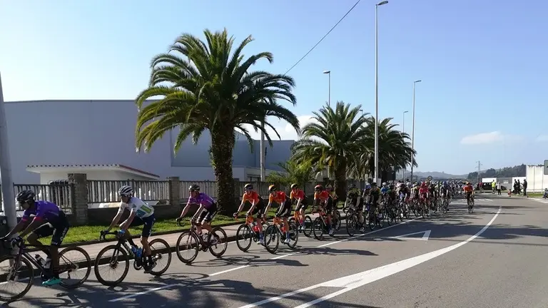 La Vuelta Ciclista llega a Santoña. R.A.