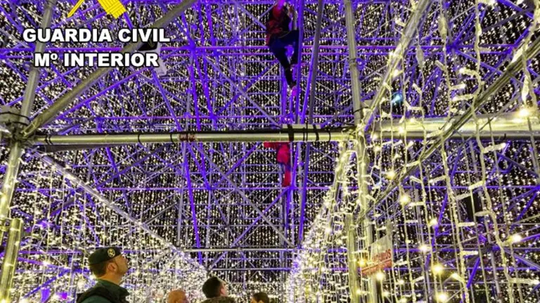 Dron en el árbol de la Navidad en Cartes.