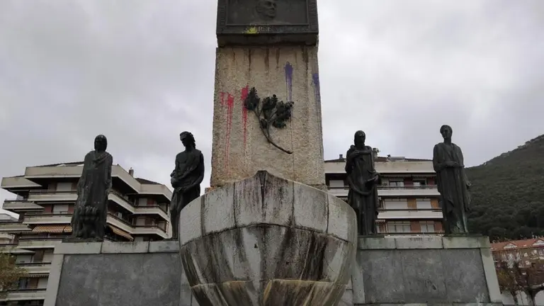Estado del monumento a Carrero Blanco, en Santoña. R.A.