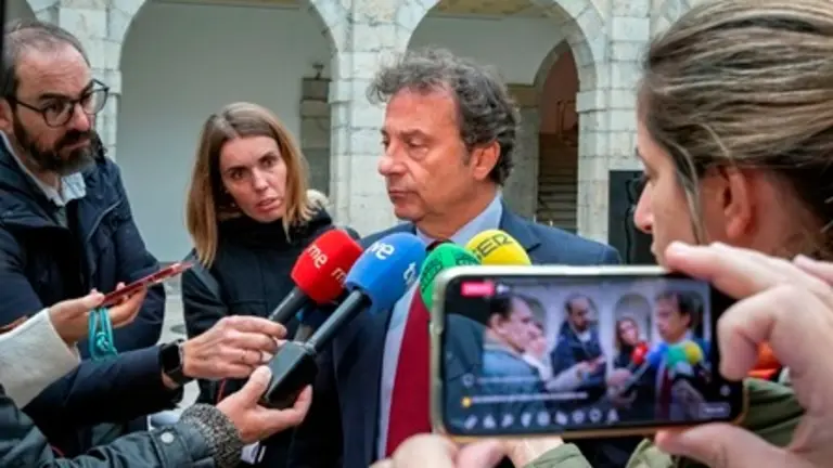 El consejero Pablo Palencia atiende ala prensa.