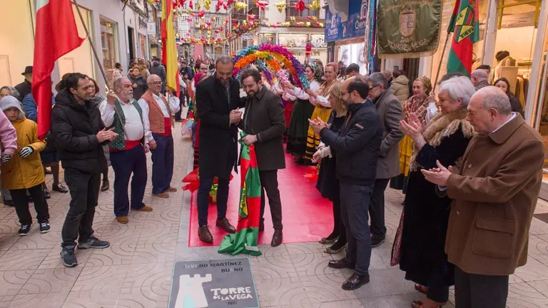 Un momento del descubrimiento dela placa en Torrelavega.
