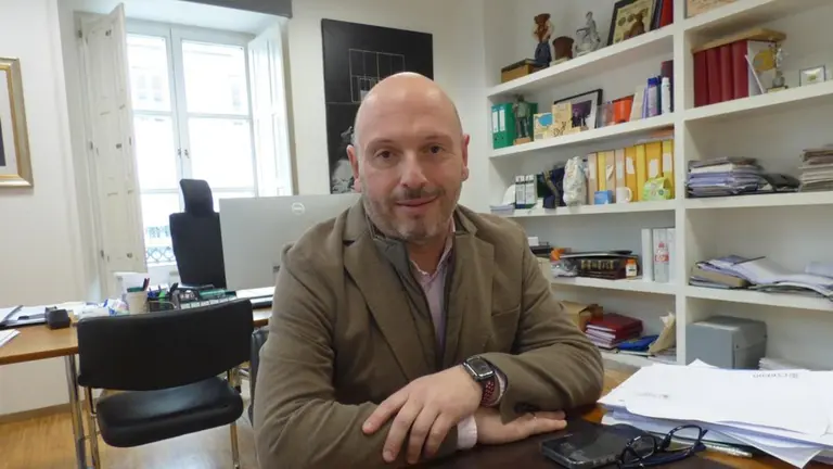 El alcalde de Laredo, Miguel González (PP), en su despacho. R.A.