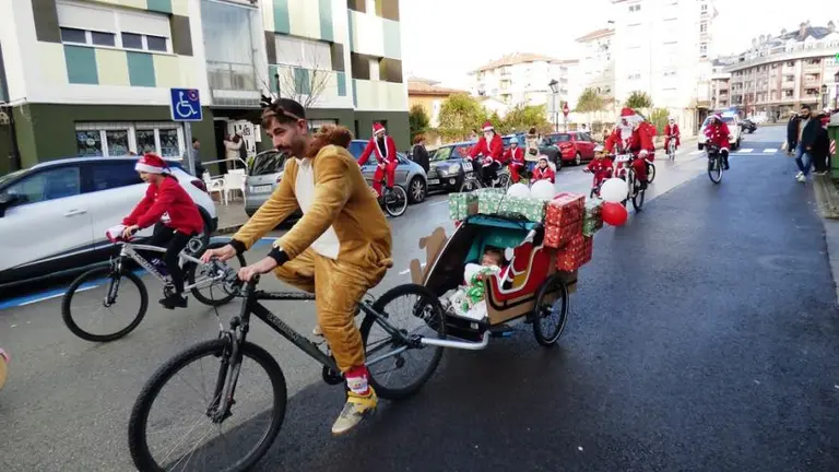Los participantes en la Biciclaus recorrieron las calles de Colindres. R.A.