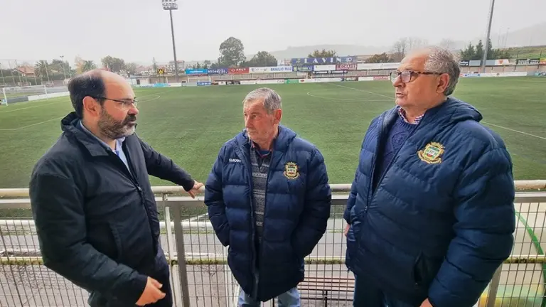 Urraca junto a directivos del Tropezón en los campos de fútbol de San Ana.