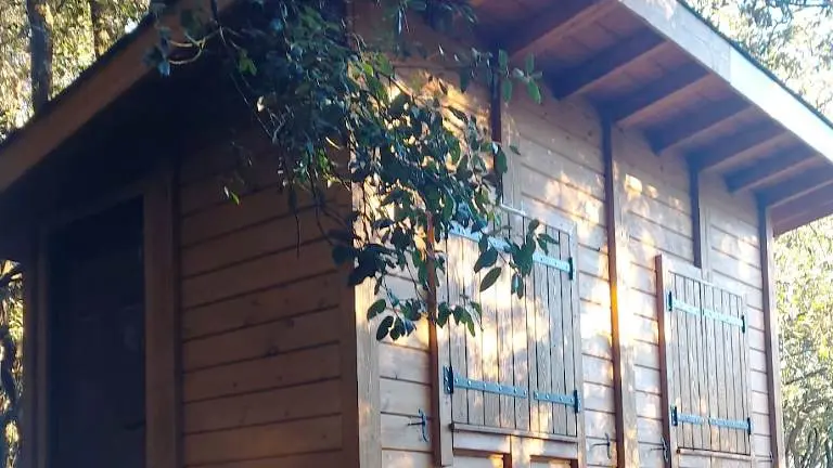 Instalada la caseta de control en el Faro del Caballo en Santoña. Javi Arconada.