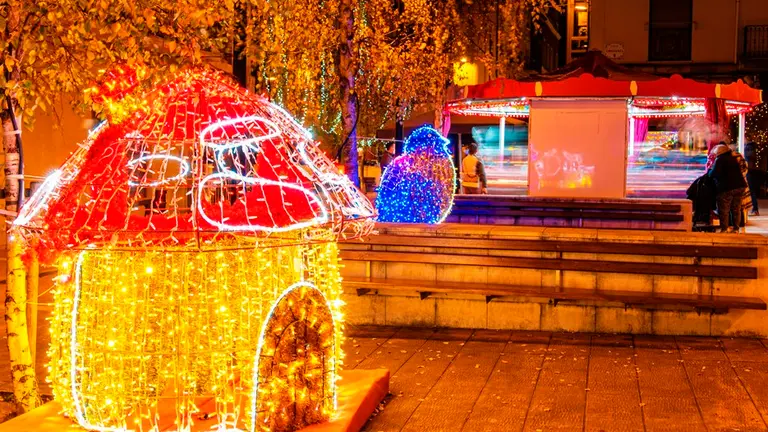 Figuras iluminadas de los ni&ntilde;os en Torrelavega.