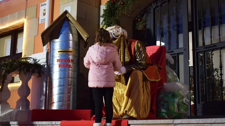 El Cartero Real atiende a los ni&ntilde;os.