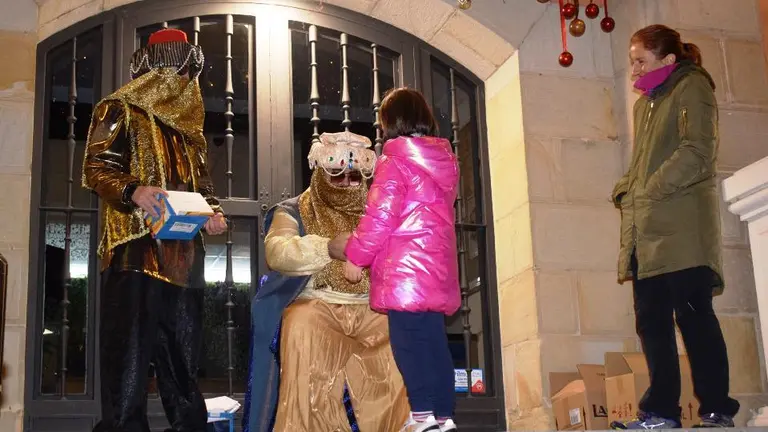 El Cartero Real atendi&oacute; a los ni&ntilde;os.