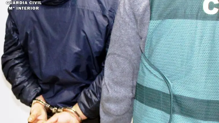 La Guardia Civil en el momento de la detenci&oacute;n.