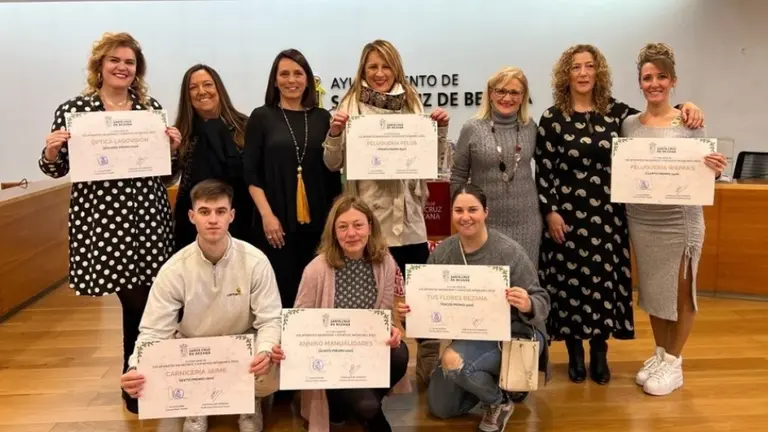 Acto de entrega de los premios del Concurso de Escaparates en el sal&oacute;n de Plenos.